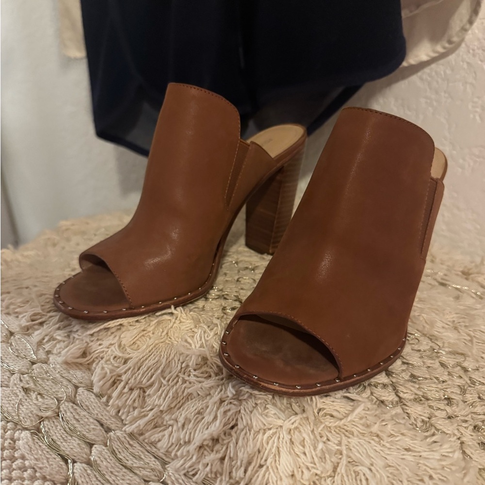 Pour La Victoire Tan Leather Mules